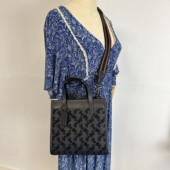 Coach CD750 Field Tote 22 With Horse And Carriage IN MIDNIGHT NAVY - Picture 1 of 6